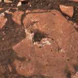 Poi ci mostra anche un foro coperto dalla terra: l�, probabilmente, era stato infilato uno dei pali di una capanna